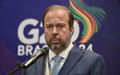Preços dos combustíveis podem ser reduzidos se queda do petróleo se estabilizar, diz ministro