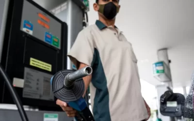 Gasolina fica 5,6% mais barata para distribuidoras e deve impactar inflação