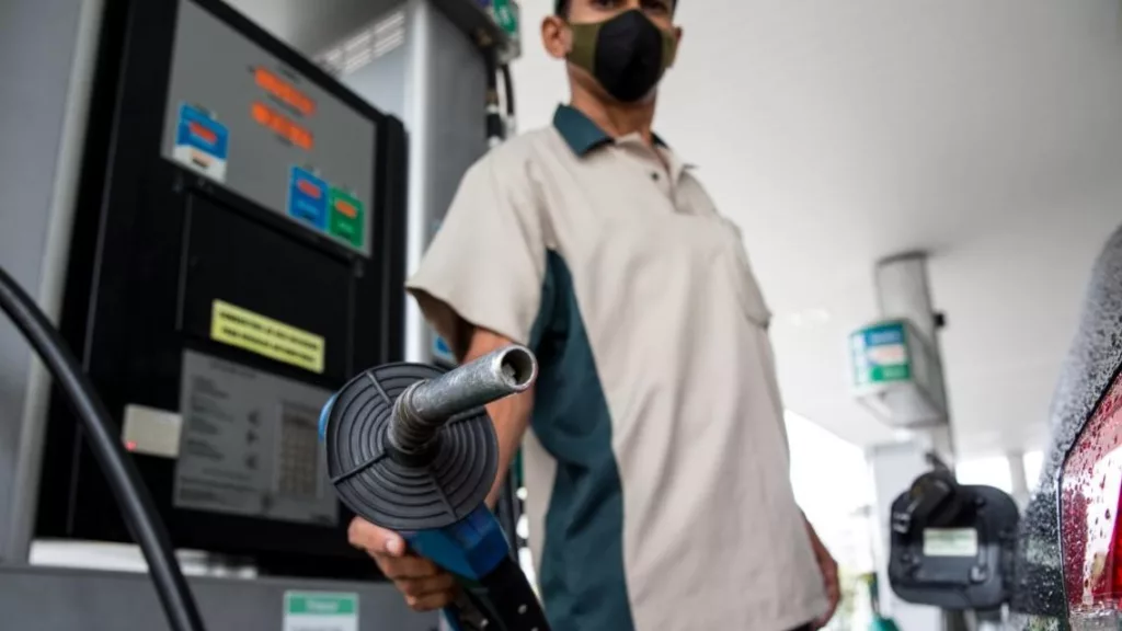 Gasolina fica 5,6% mais barata para distribuidoras e deve impactar inflação