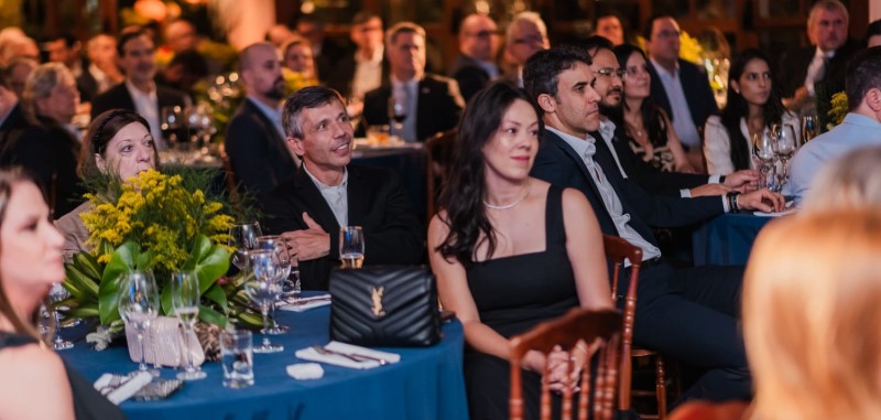 Confraternização das Associadas BRASILCOM tem entrega de prêmios ao som de Orquestra de jovens